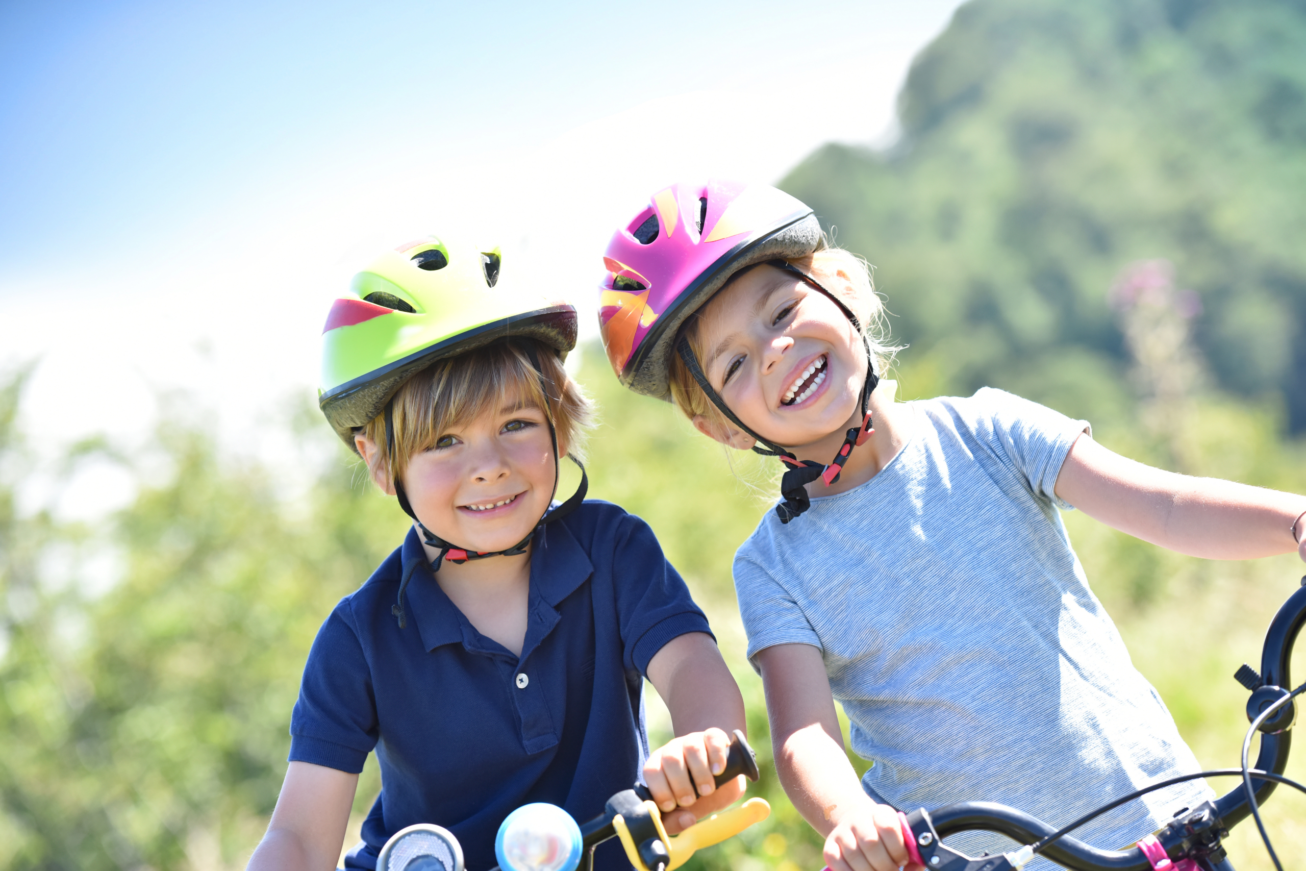 kids-riding-bikes